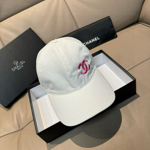 CHANEL WHITE BASEBALL CAP WITH PINK LOGO IN COTTON 672798