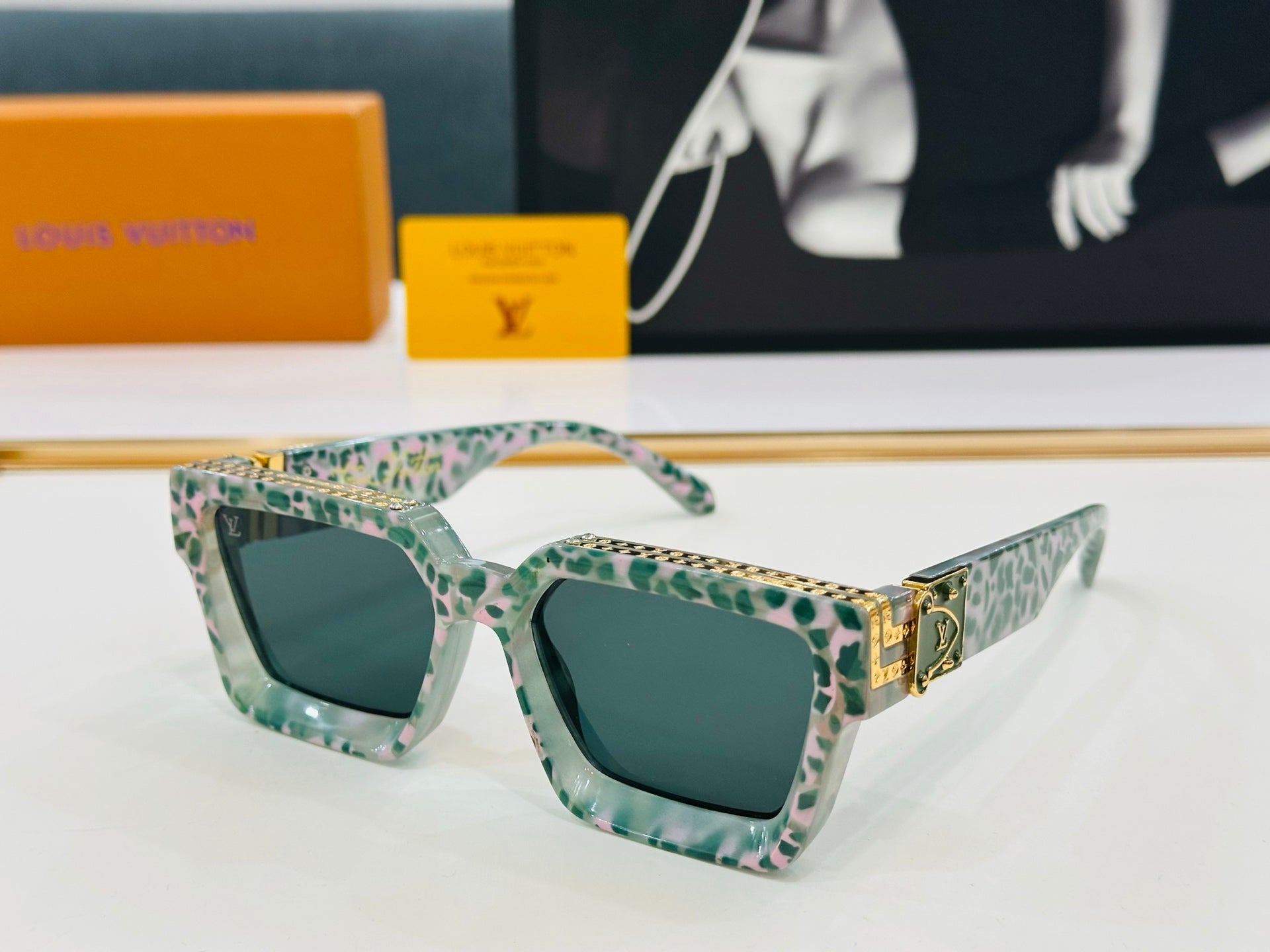 LOUIS VUITTON RECTANGLE SUNGLASSES 574801 IN ACETATE