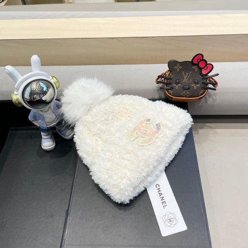CHANEL BEANIE HAT IN WHITE SOLF FLEECE 419714