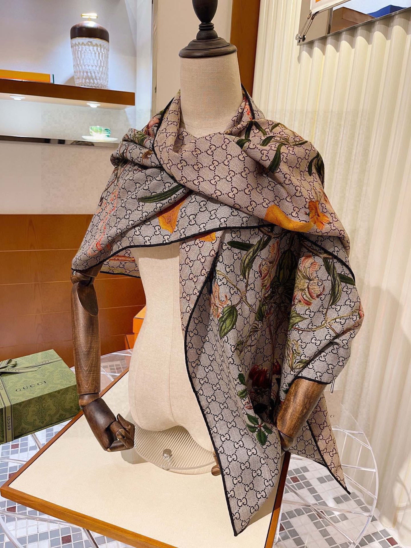GUCCI 25S SCARF 180 IN CASHMERE 738505